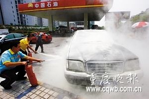 重慶公交車(chē)自燃7人受傷 20余乘客自救脫險(xiǎn)(圖)